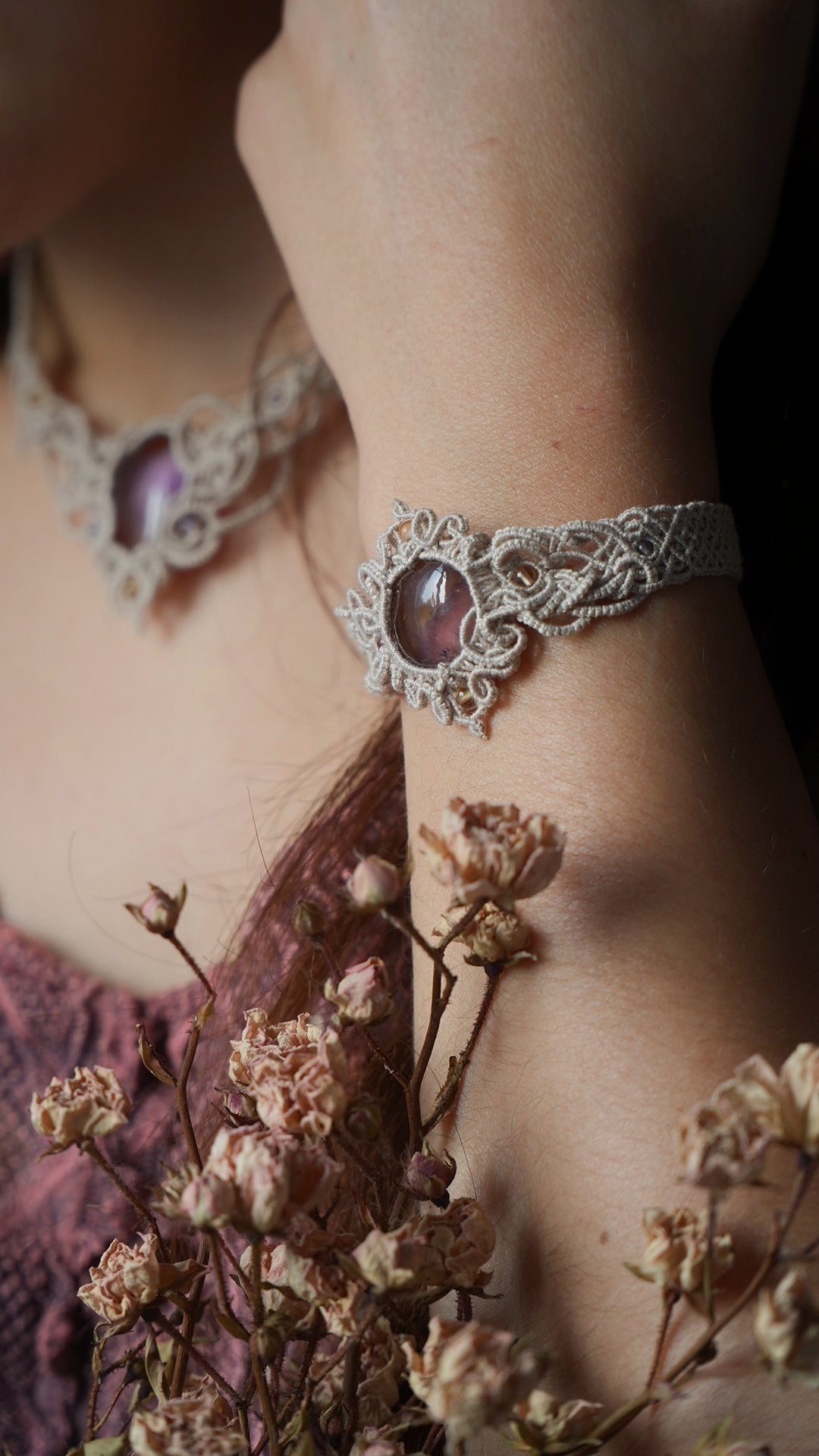 Manchette elfique en micro macramé avec amétrine, citrine et améthyste - Coton & Astrance