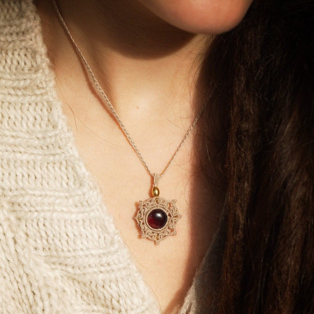 Collier Médaillon en micro macramé et grenat rouge - Coton & Astrance