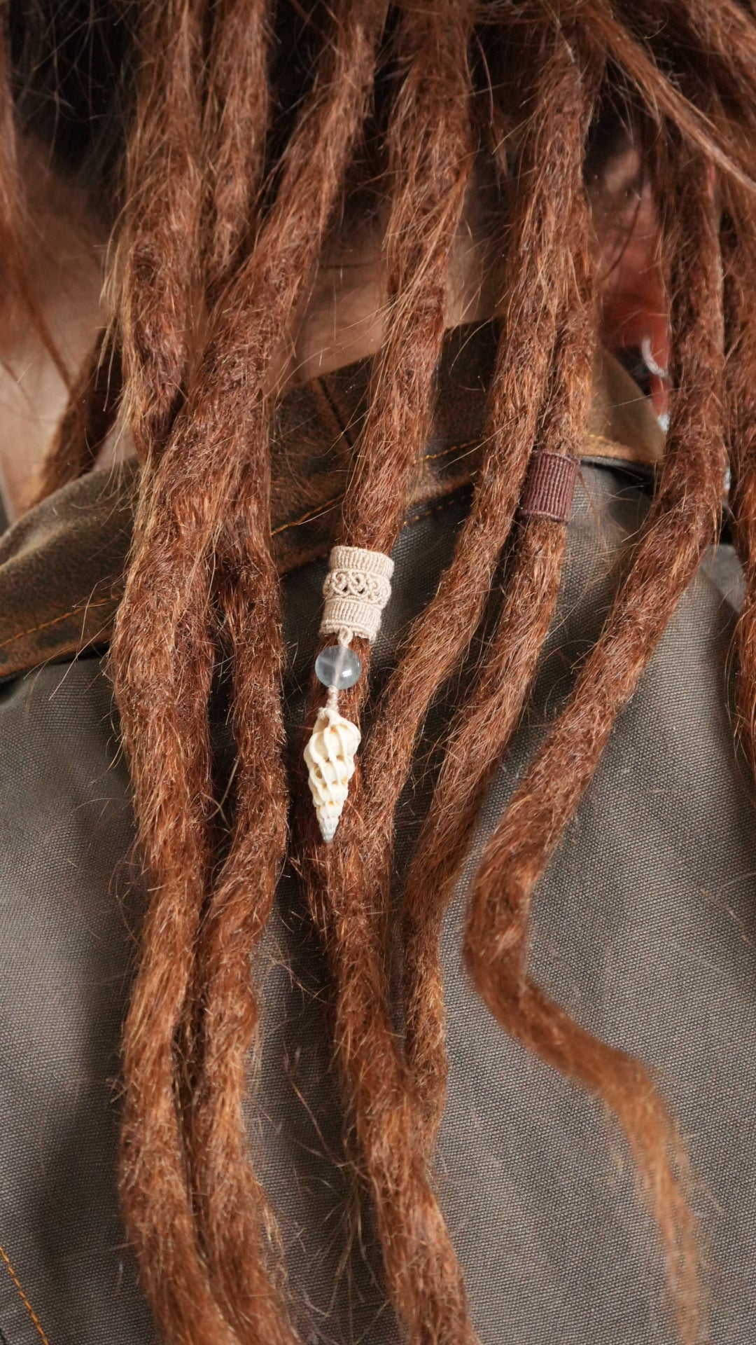 Perle de dreadlocks en micro macramé, fluorite et coquillage – bijou bohème - Coton & Astrance