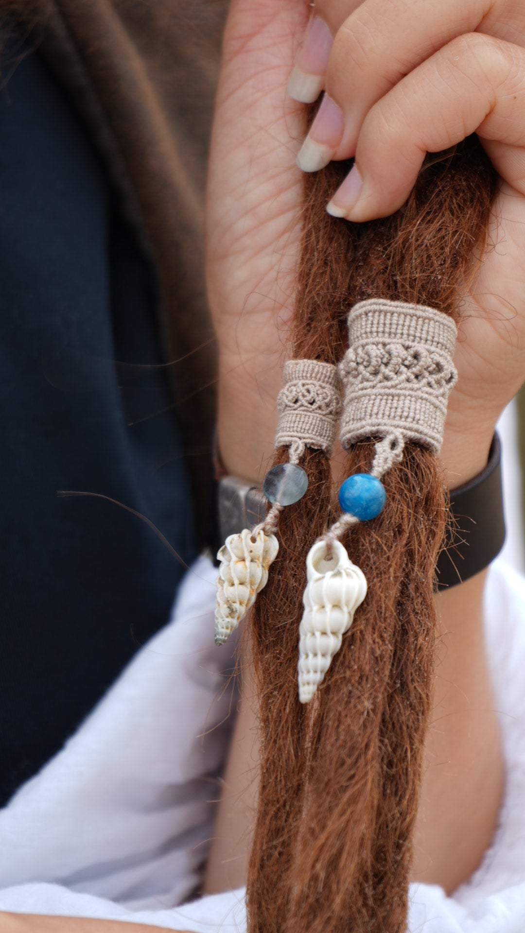 Perle de dreadlocks en micro macramé, fluorite et coquillage – bijou bohème - Coton & Astrance