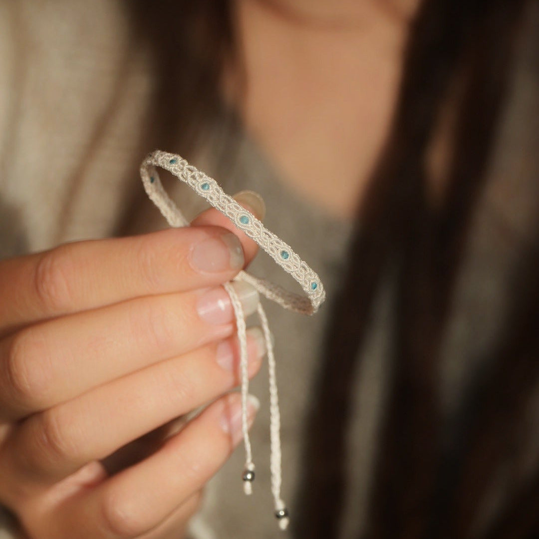 Bracelet fin en apatite bleue, micro macramé minimaliste - Coton & Astrance