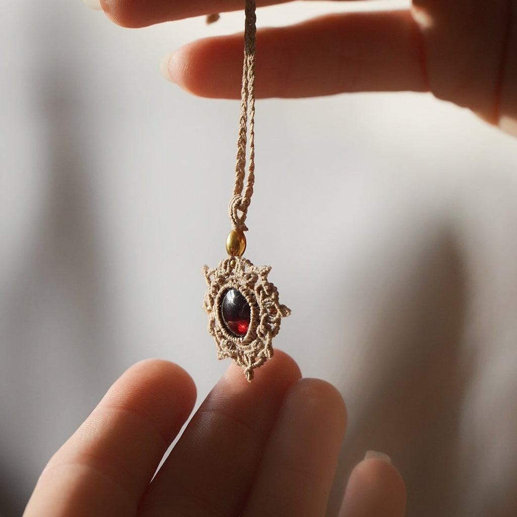 Collier Médaillon en micro macramé et grenat rouge - Coton & Astrance