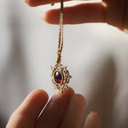 Collier Médaillon en micro macramé et grenat rouge - Coton & Astrance