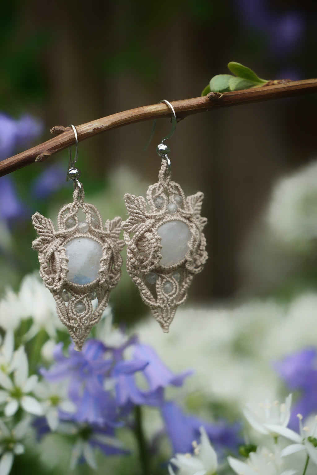 Boucles elfiques labradorite blanche – bijou bohème mariage féérique - Coton & Astrance