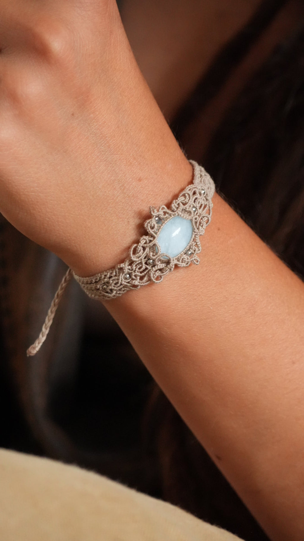 Bracelet aigue-marine en micro macramé – manchette fine fait main - Coton & Astrance