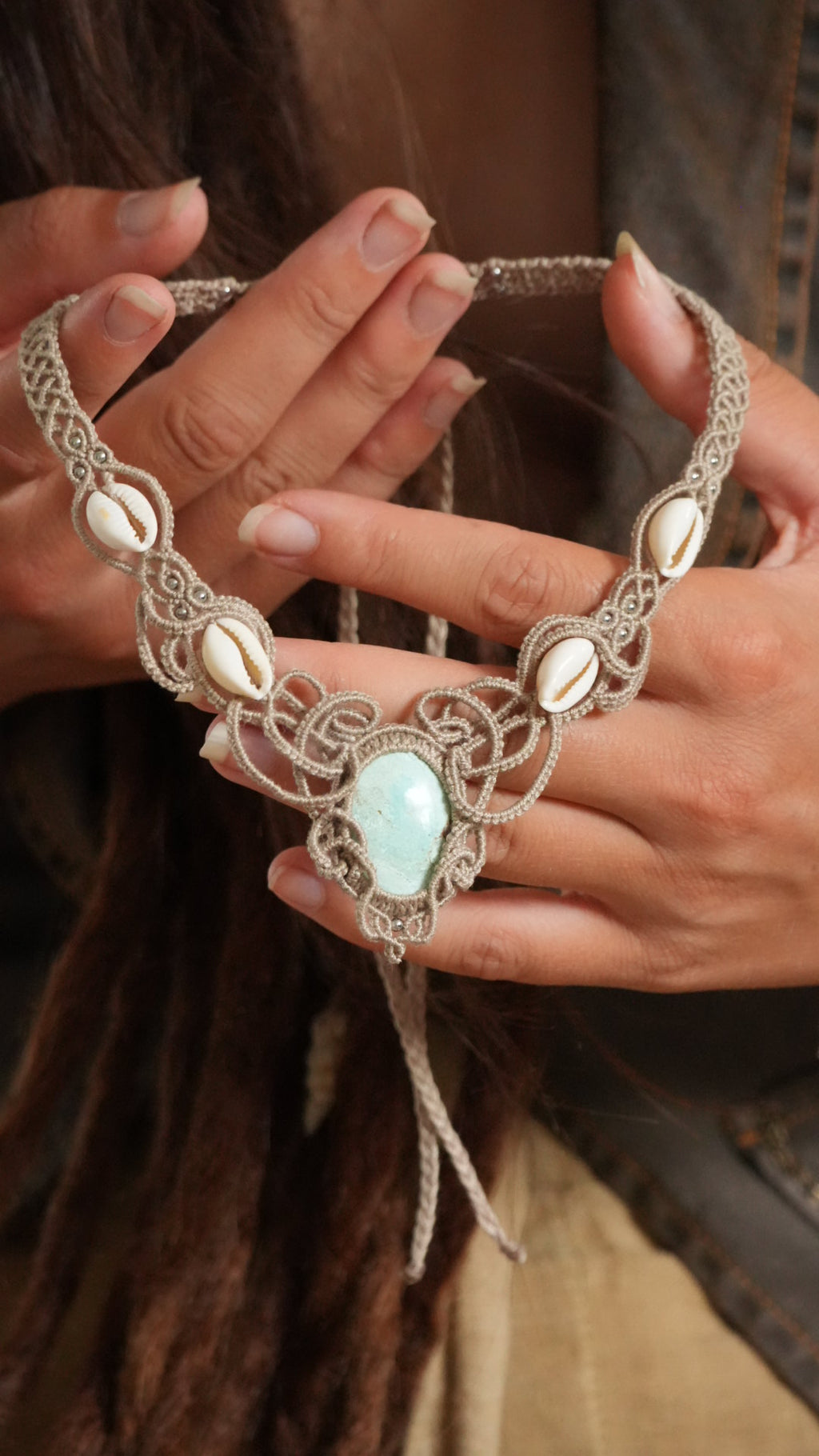Collier plastron turquoise australienne et cauris – micro macramé - Coton & Astrance