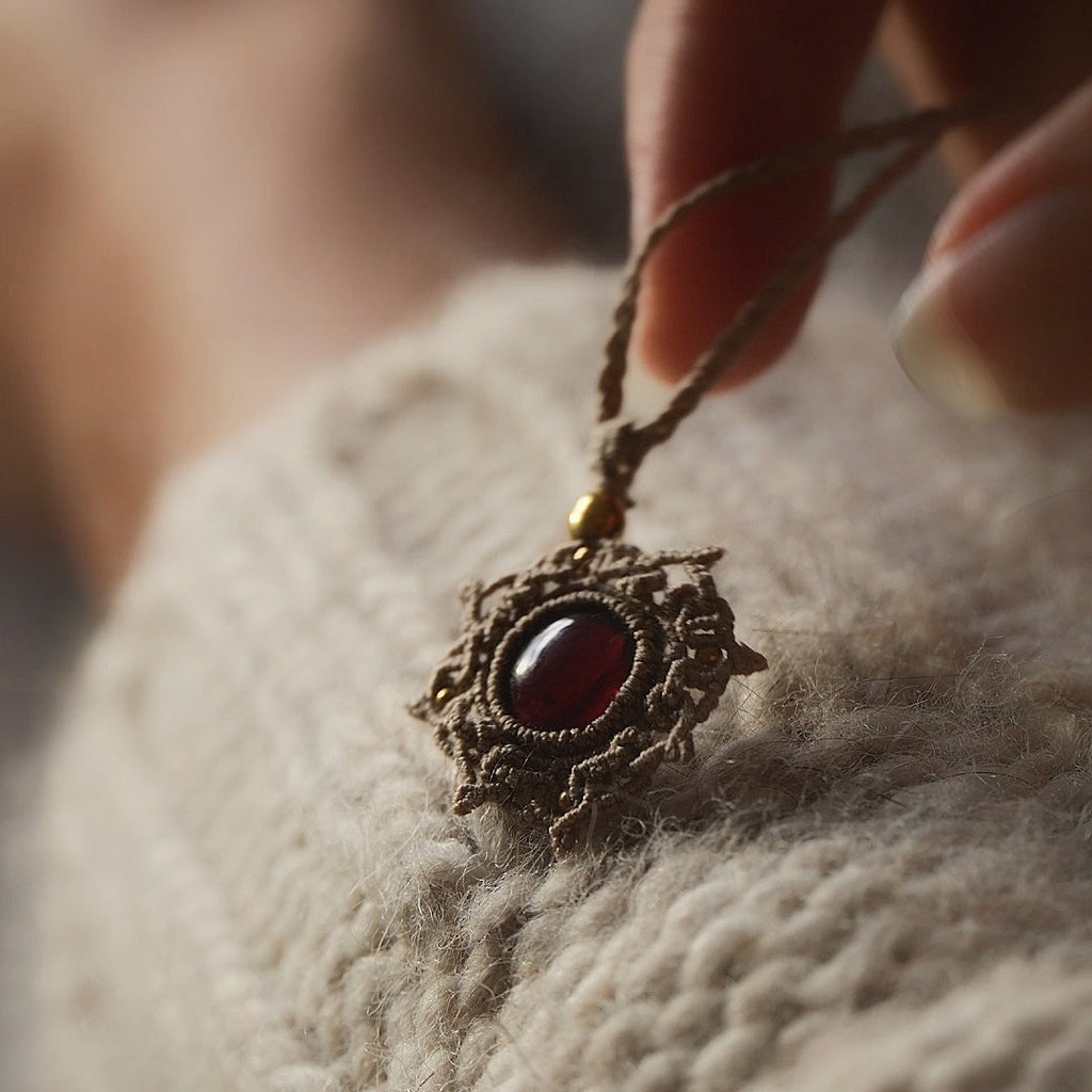 Collier Médaillon en micro macramé et grenat rouge - Coton & Astrance