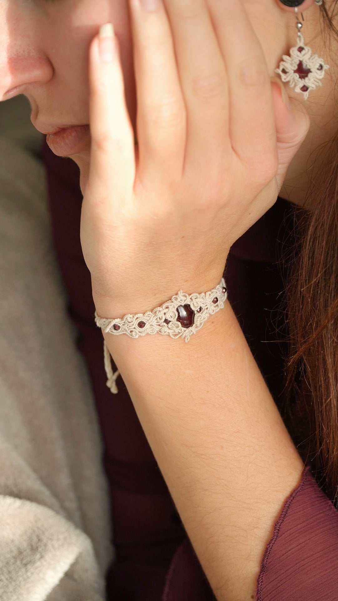 Bracelet princesse elfique en grenat rouge – Coton et Astrance