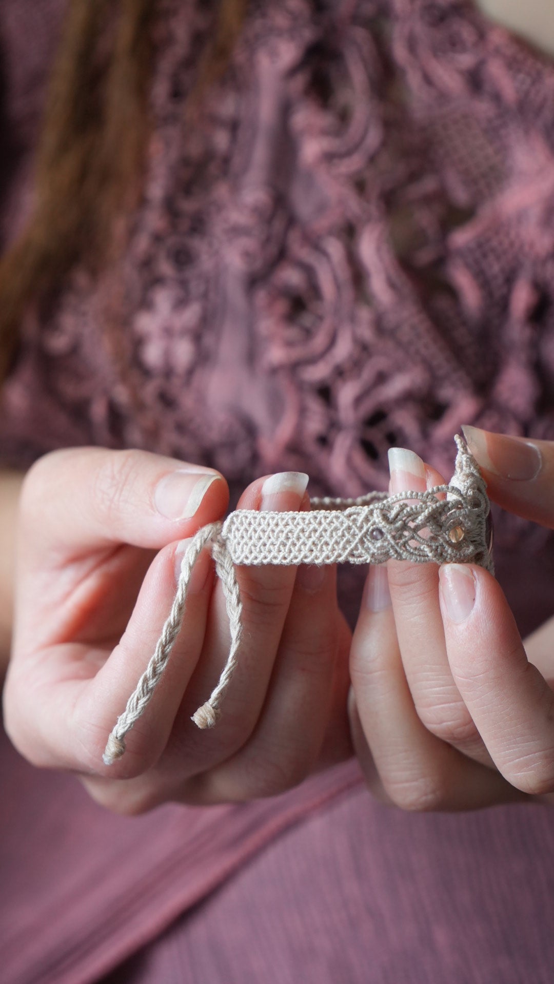 Manchette elfique en micro macramé avec amétrine, citrine et améthyste - Coton & Astrance