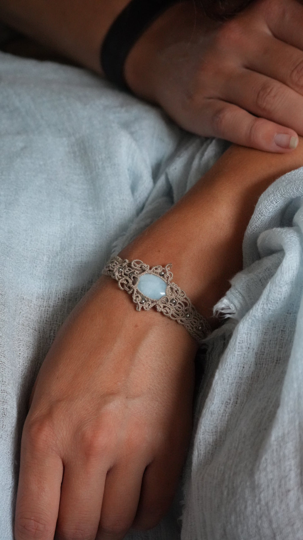 Bracelet aigue-marine en micro macramé – manchette fine fait main - Coton & Astrance