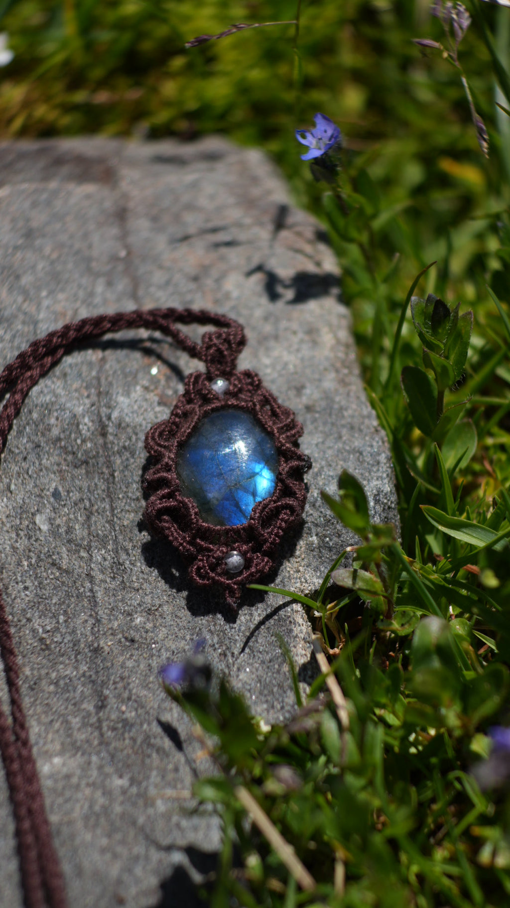 Pendentif labradorite bleue en micro macramé – bijou celtique artisanal - Coton & Astrance