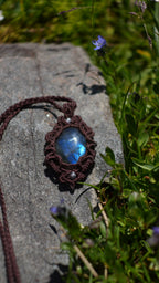 Pendentif labradorite bleue en micro macramé – bijou celtique artisanal - Coton & Astrance