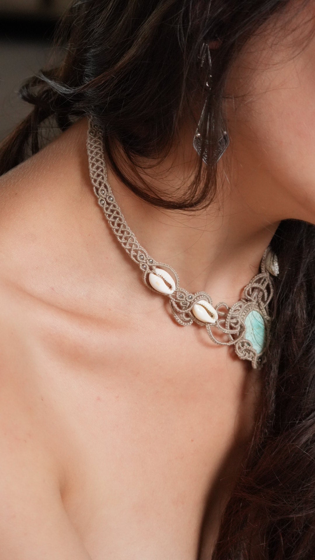 Collier plastron turquoise australienne et cauris – micro macramé - Coton & Astrance