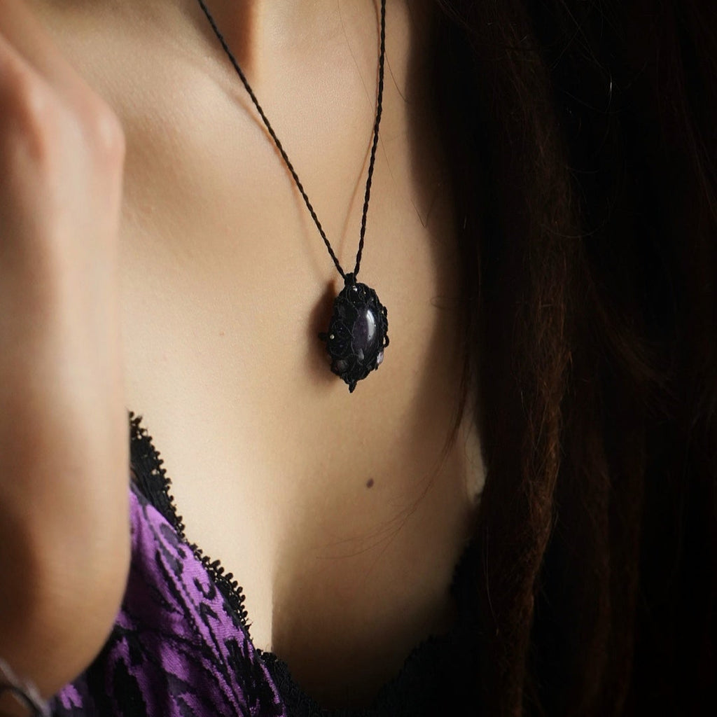 Collier médaillon gothique en micro macramé & améthyste violette - Coton & Astrance