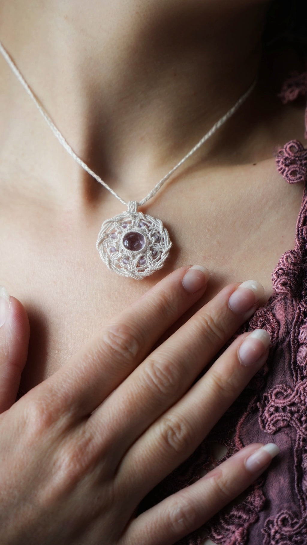 Pendentif médaillon celtique en micro macramé avec amétrine pâle et améthyste - Coton & Astrance