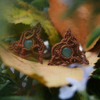 Puces d’oreilles triquetra celtiques en aventurine verte - Coton & Astrance