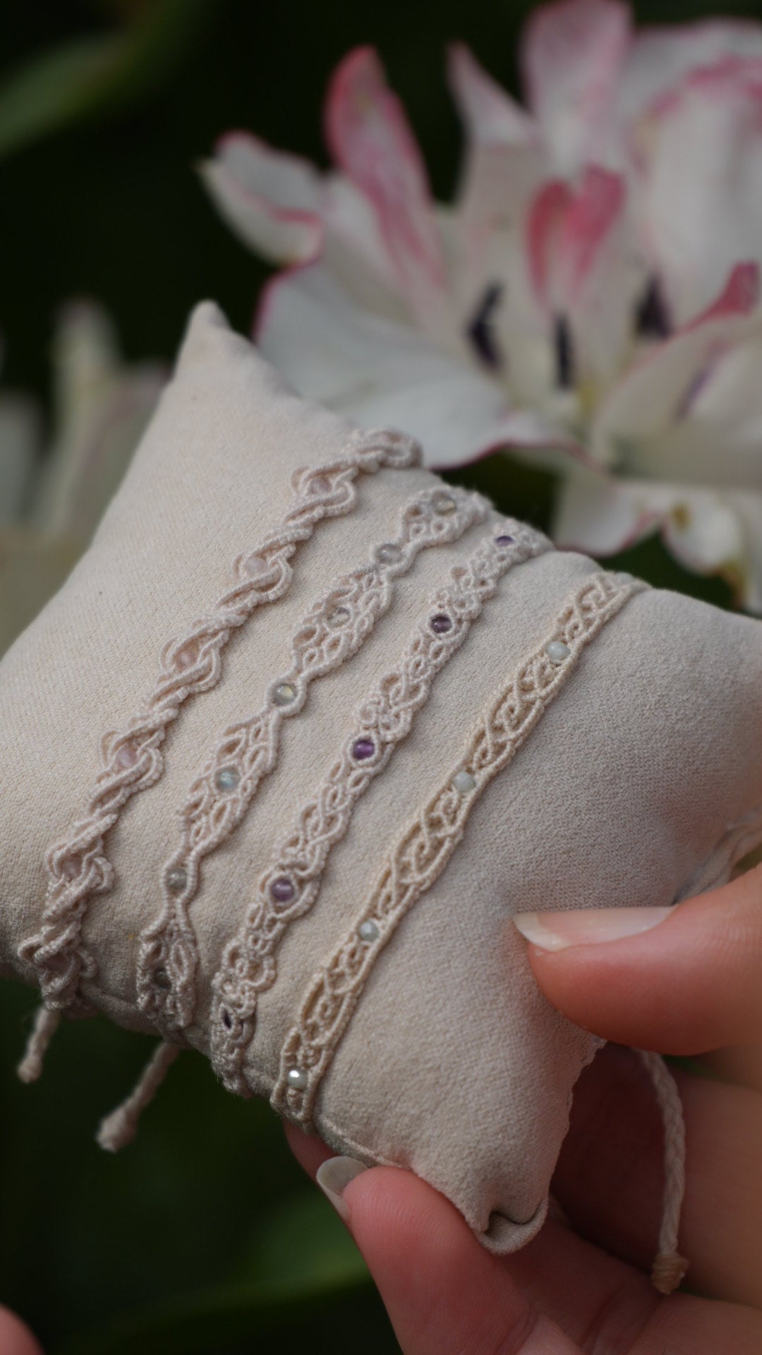 Bracelets minimalistes en micro macramé – quartz rose, améthyste, labradorite & verre bleu - Coton & Astrance