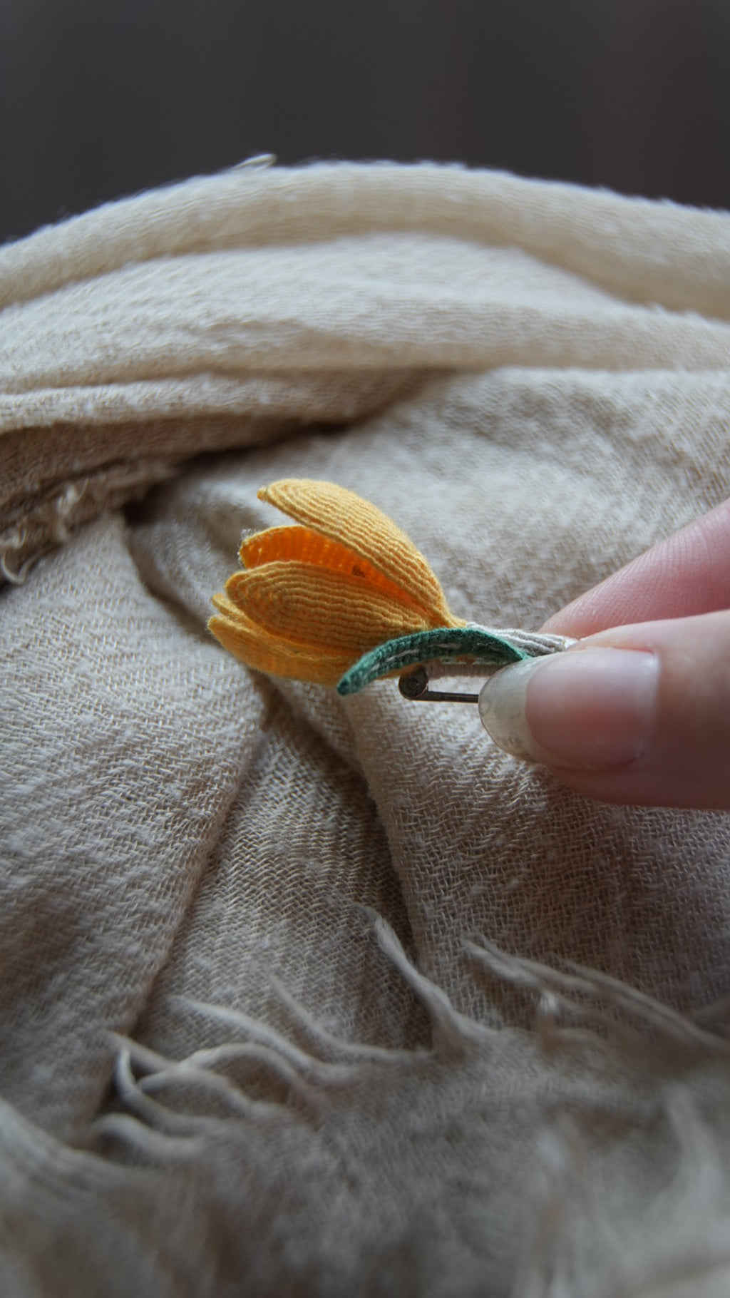 Broche crocus jaune micro macramé, boutonnière de mariage fleur - Coton & Astrance