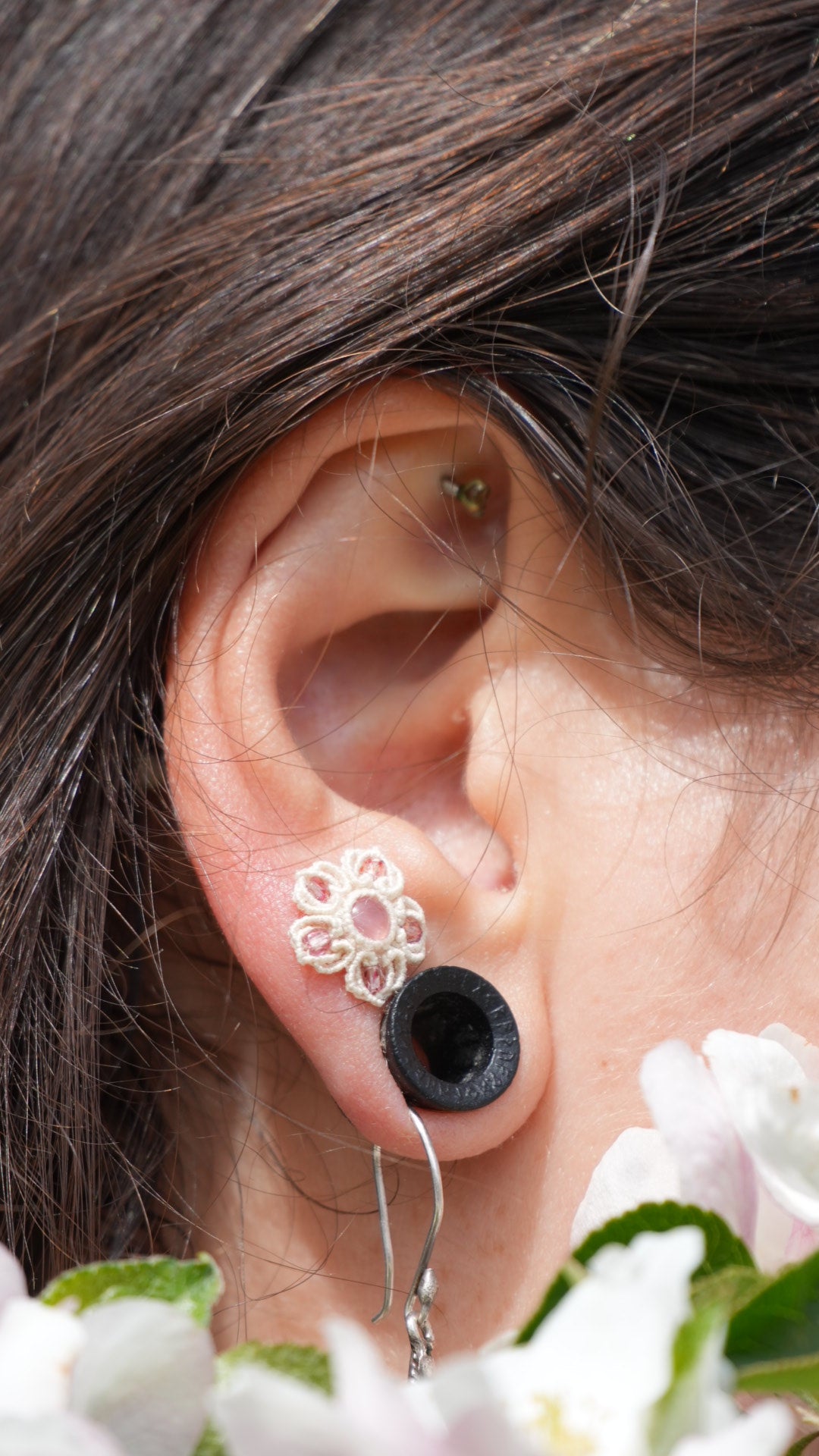 Puces d’oreilles florale en micro macramé rhodochrosite rose - Coton & Astrance