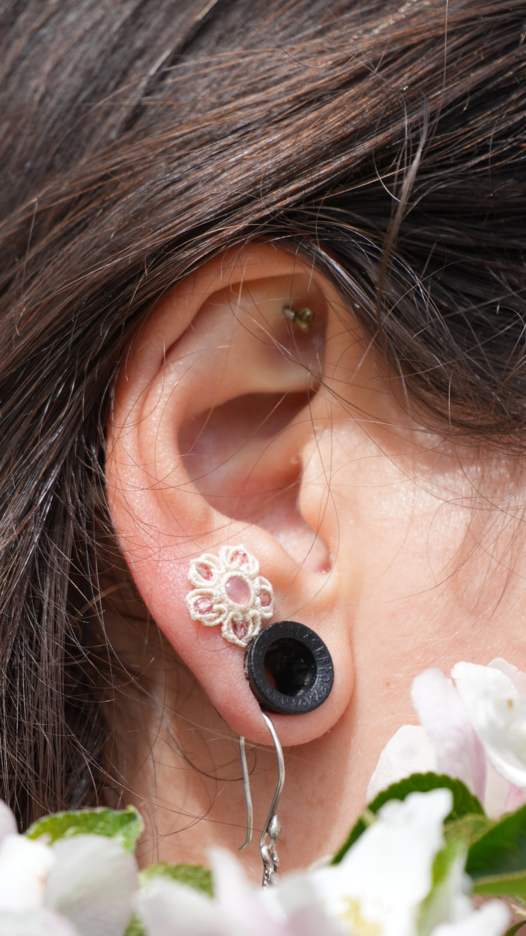 Puces d’oreilles florale en micro macramé rhodochrosite rose - Coton & Astrance