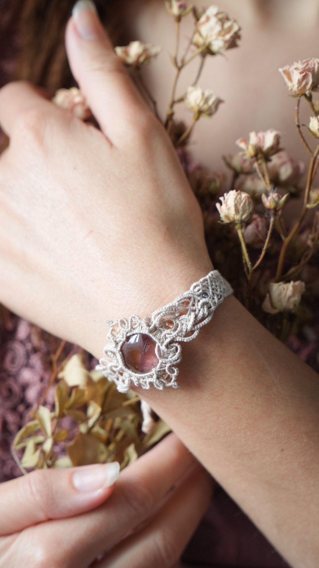 Manchette elfique en micro macramé avec amétrine, citrine et améthyste - Coton & Astrance