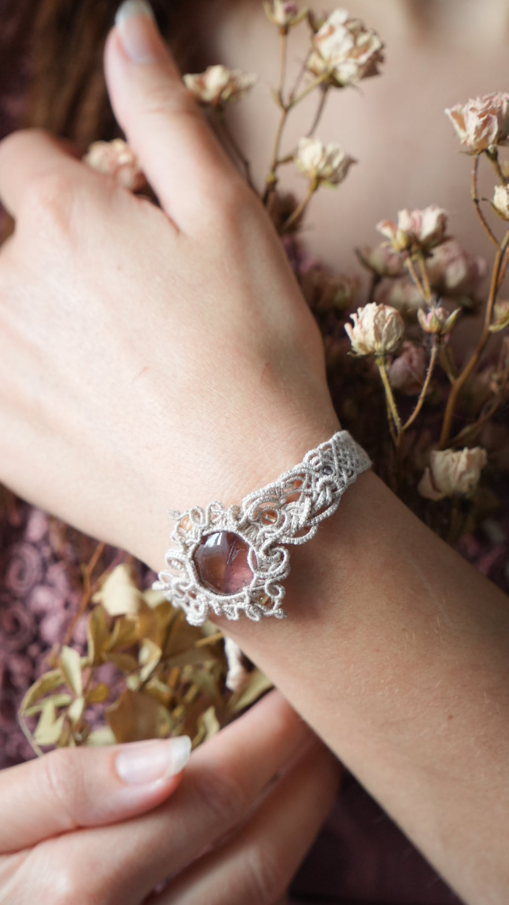 Manchette elfique en micro macramé avec amétrine, citrine et améthyste - Coton & Astrance