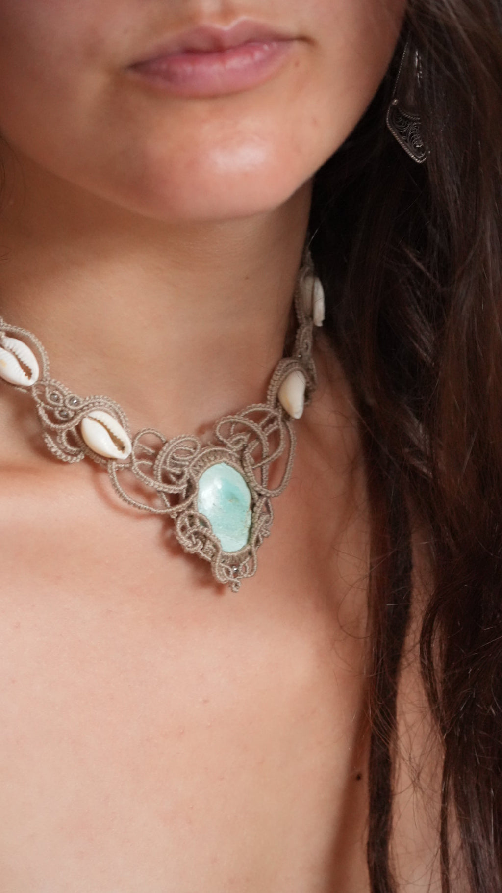 Collier plastron turquoise australienne et cauris – micro macramé - Coton & Astrance
