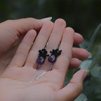 Boucles d’oreilles florales gothiques en micro macramé noir & améthyste - Coton & Astrance
