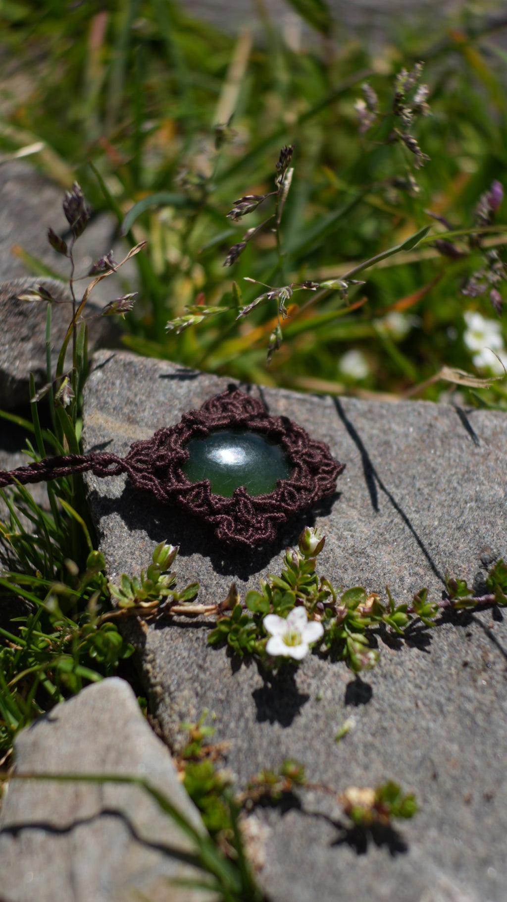 Pendentif jade vert naturel en micro macramé - Coton & Astrance