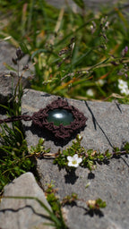 Pendentif jade vert naturel en micro macramé - Coton & Astrance