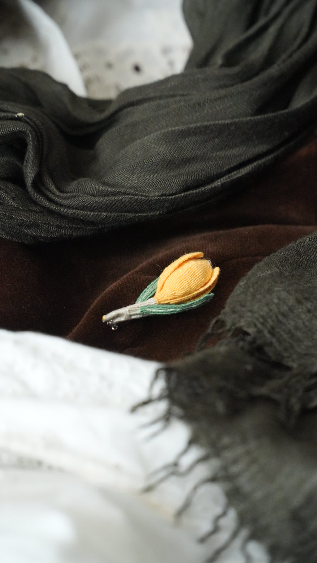 Broche crocus jaune micro macramé, boutonnière de mariage fleur - Coton & Astrance