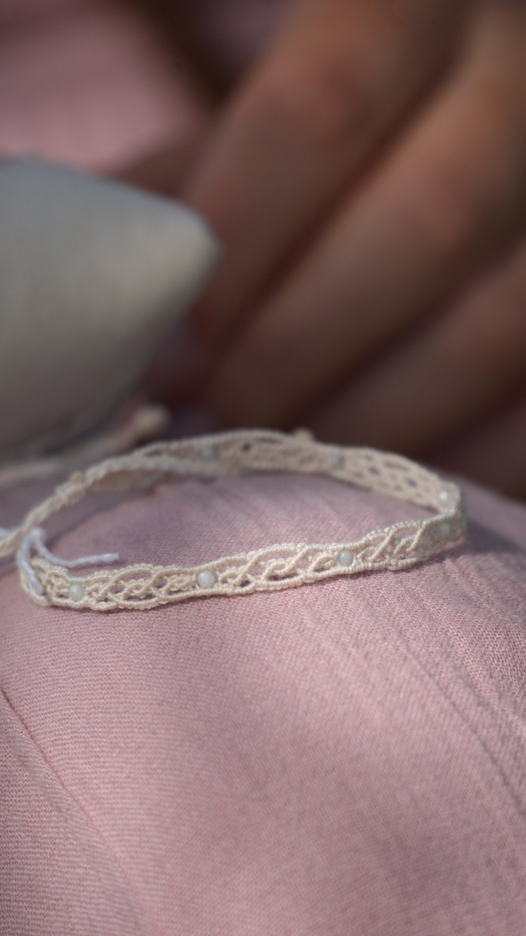 Bracelets minimalistes en micro macramé – quartz rose, améthyste, labradorite & verre bleu - Coton & Astrance
