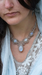Collier elfique pour mariage féerique en labradorite blanche - pièce unique - Coton & Astrance