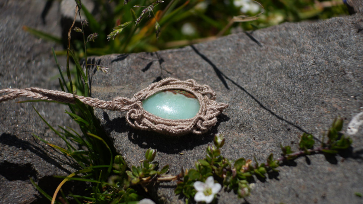 Pendentif chrysoprase naturelle en micro macramé, bijou pastel - Coton & Astrance