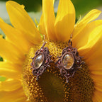 « Boucles d’oreilles losange citrine et grenat posées sur une fleur de tournesol – Bijoux bohèmes elfiques lumineux, fait main en micro macramé naturel »