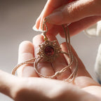 Collier Médaillon en micro macramé et grenat rouge - Coton & Astrance