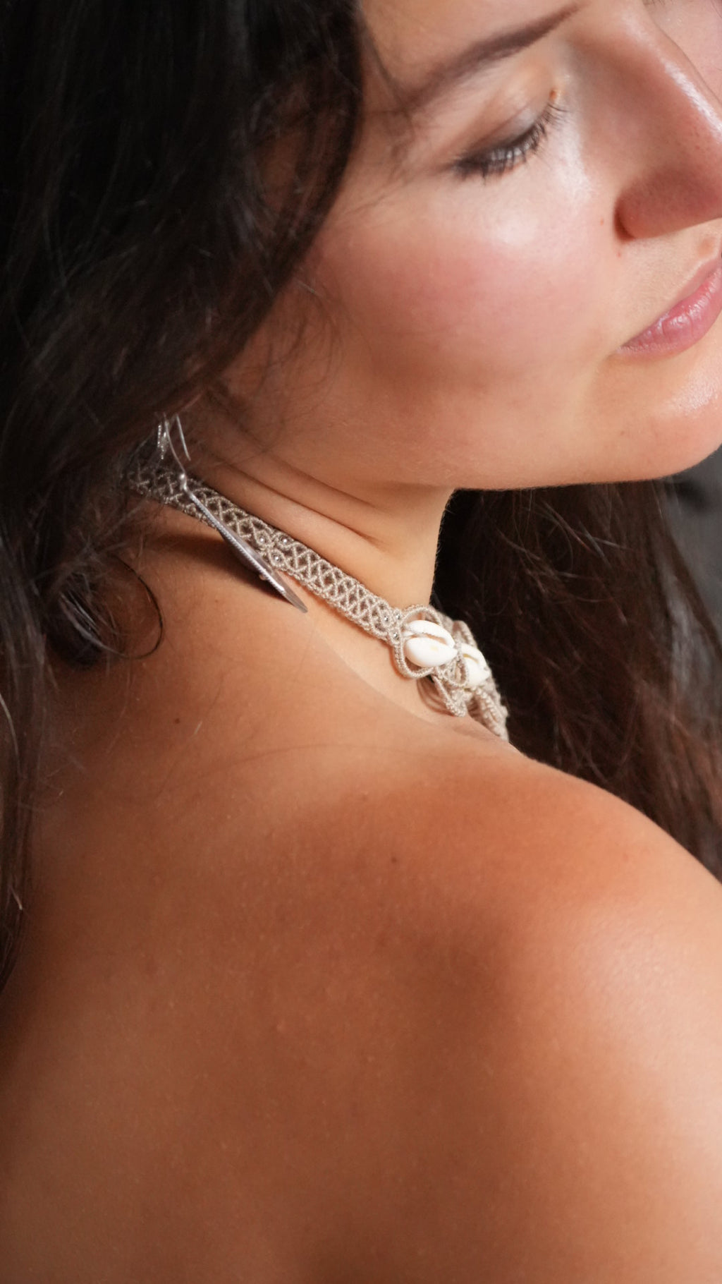 Collier plastron turquoise australienne et cauris – micro macramé - Coton & Astrance