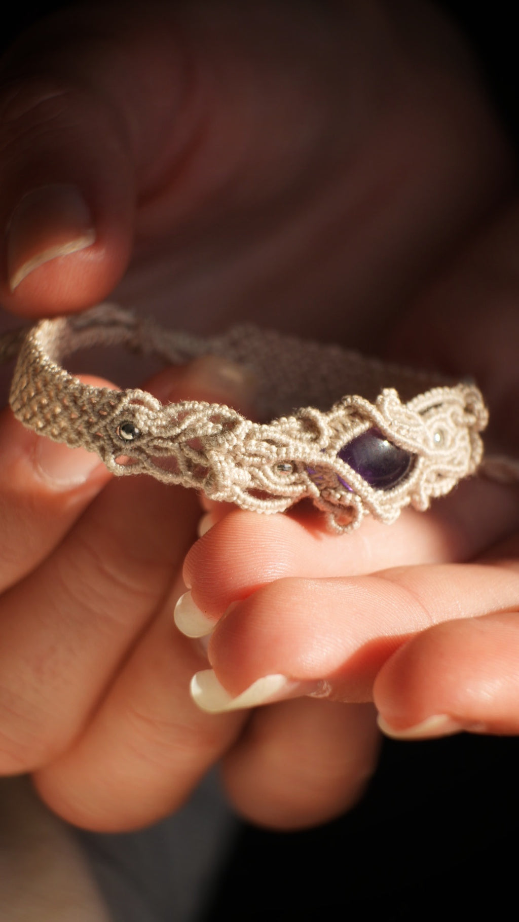 Bracelet asymétrique elfique en Améthyste et micro macramé - Coton & Astrance