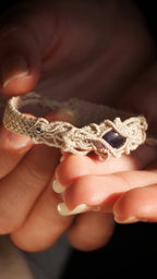 Bracelet asymétrique elfique en Améthyste et micro macramé - Coton & Astrance