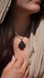 Pendentif jade vert naturel en micro macramé - Coton & Astrance