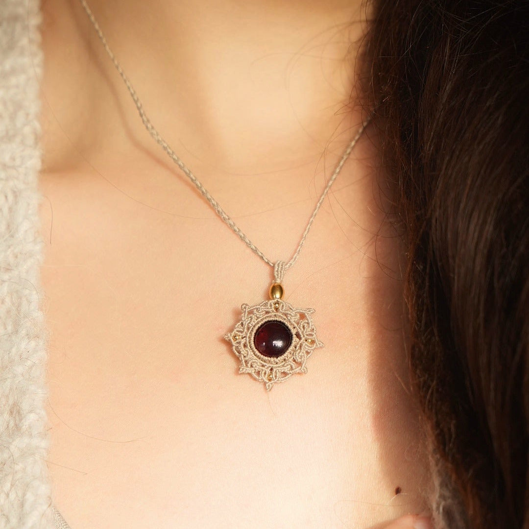 Collier Médaillon en micro macramé et grenat rouge - Coton & Astrance