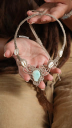 Collier plastron turquoise australienne et cauris – micro macramé - Coton & Astrance