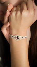 Bracelet elfique avec grenat rouge ovale et perles – Coton et Astrance