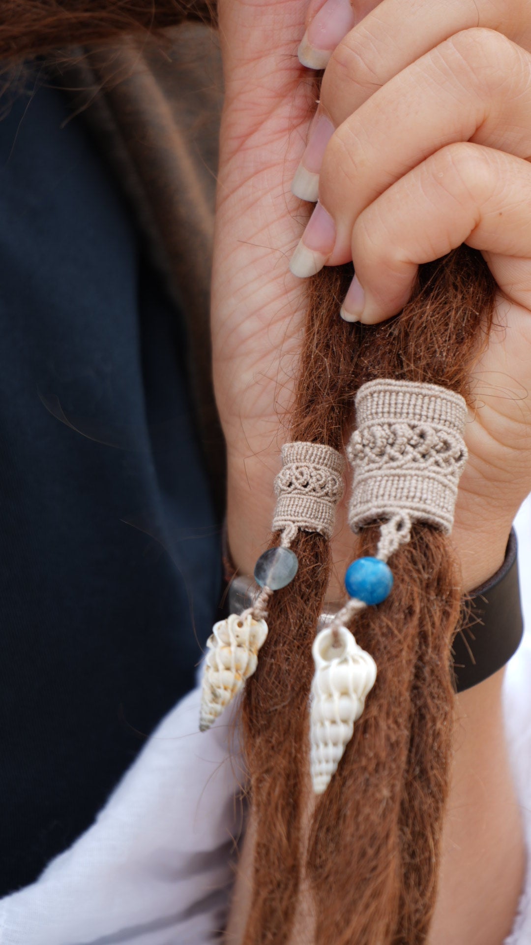 Perle de dreadlocks en micro macramé, fluorite et coquillage – bijou bohème - Coton & Astrance
