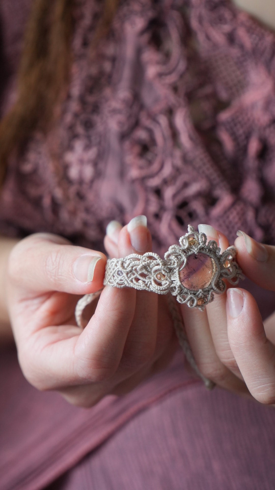Manchette elfique en micro macramé avec amétrine, citrine et améthyste - Coton & Astrance