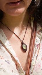 Collier micro macramé elfique avec prhénite - Coton & Astrance