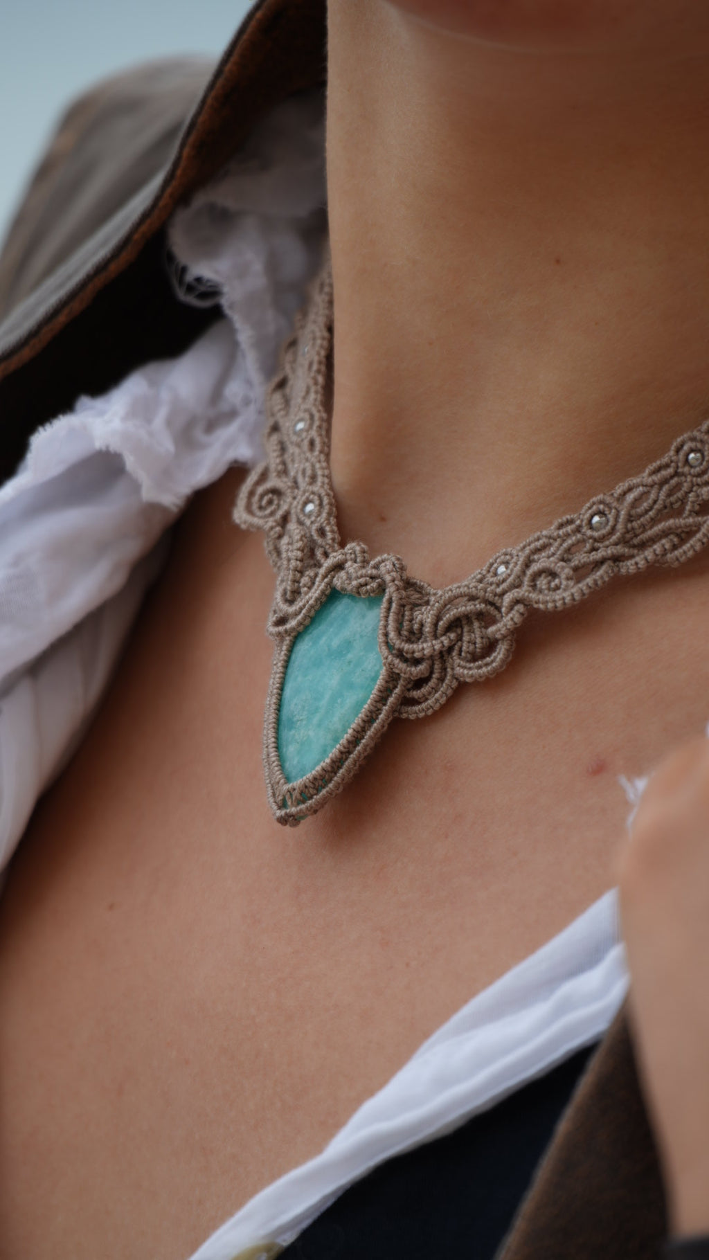 Collier plastron amazonite bleu turquoise en micro macramé - Coton & Astrance