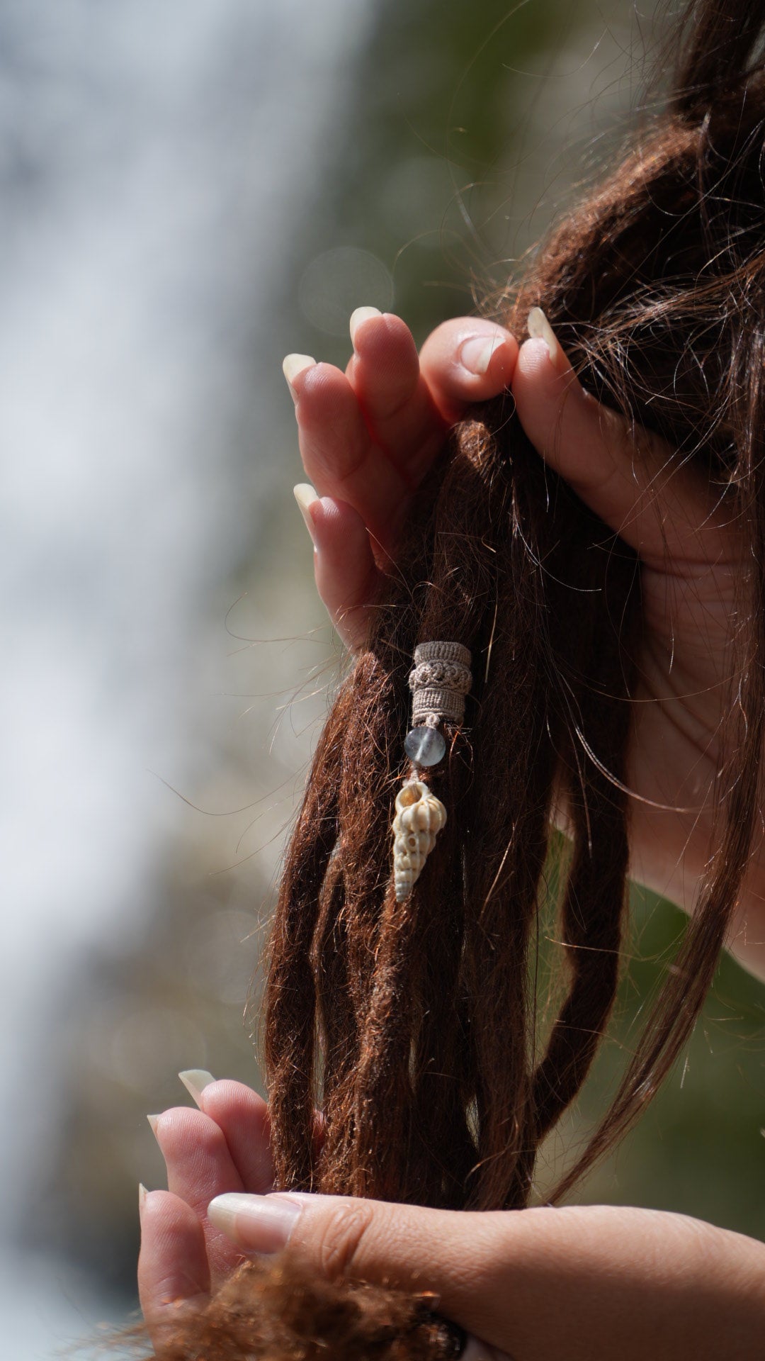 Perle de dreadlocks en micro macramé, fluorite et coquillage – bijou bohème - Coton & Astrance