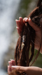 Perle de dreadlocks en micro macramé, fluorite et coquillage – bijou bohème - Coton & Astrance