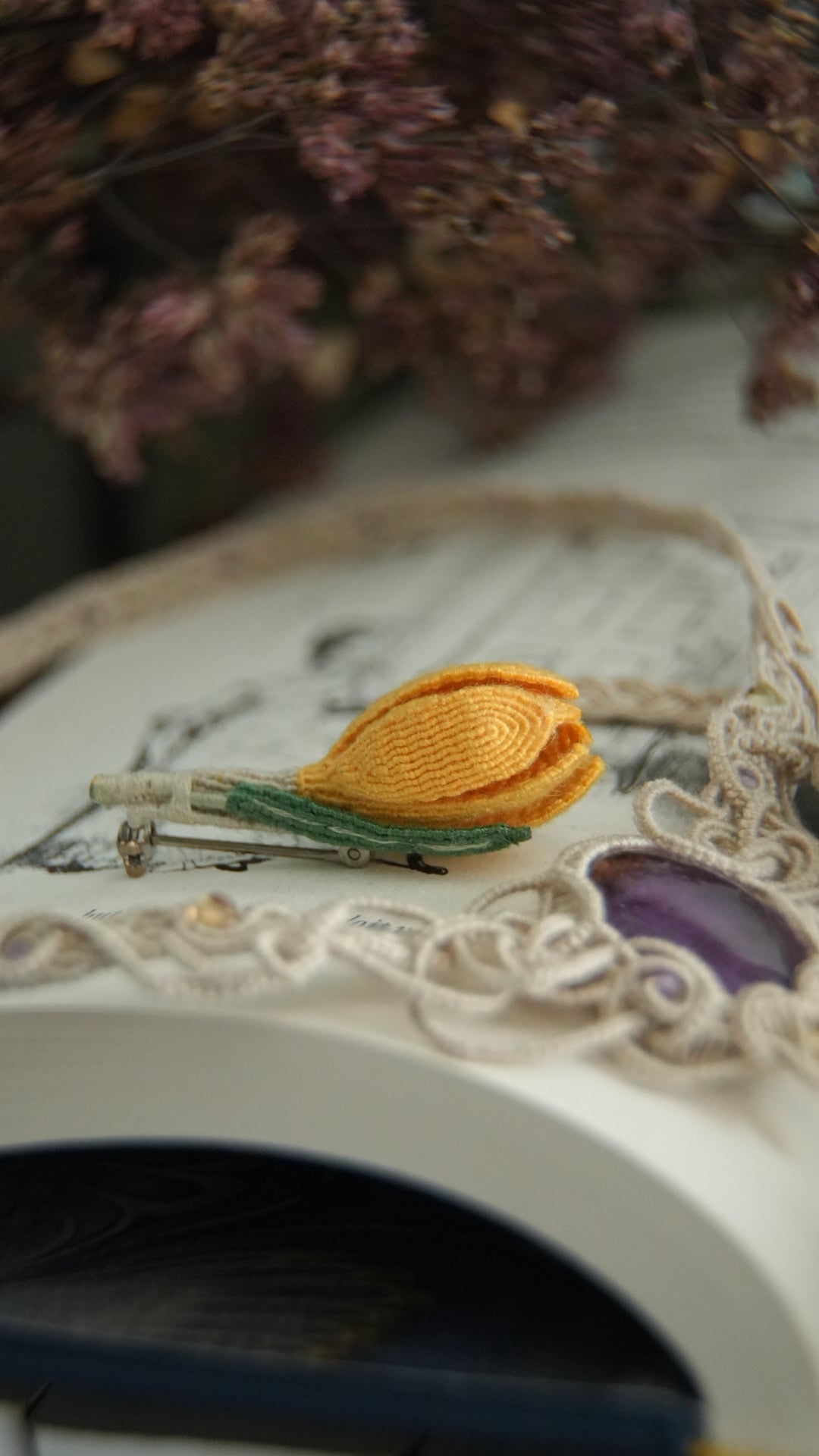 Broche crocus jaune micro macramé, boutonnière de mariage fleur - Coton & Astrance